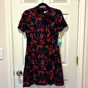 Brand New with Tags CeCe Women’s Floral Print Tie Neck Dress. Size 8